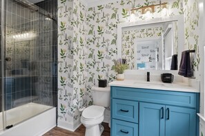 Combinació de dutxa i banyera, assecador de cabells i tovalloles 