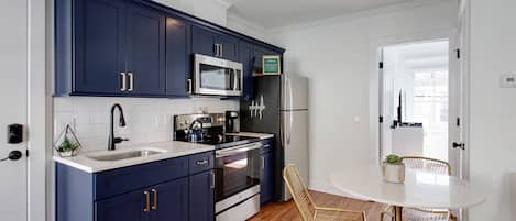 Refrigerador, microondas, horno y parrilla de estufa