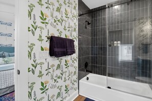 Ensemble douche/baignoire, sèche-cheveux, bidet, serviettes fournies