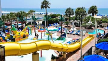 Alberca techada y alberca al aire libre