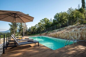 Piscina a l'aire lliure i gandules 