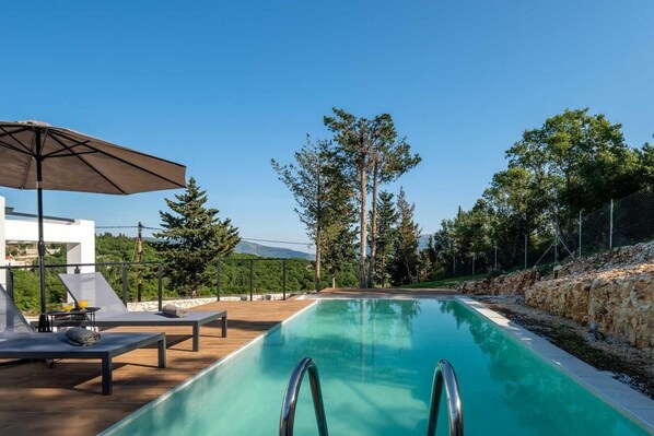 Piscina a l'aire lliure i gandules 