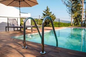 Utomhuspool och solstolar