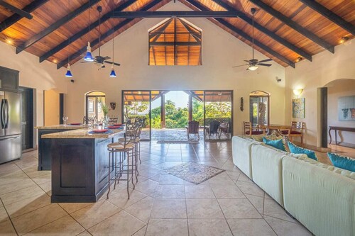 Gated Luxury-Sleeps 13-Ojochal-Near to beaches-ocean views