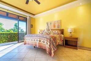 5 habitaciones, escritorio y tabla de planchar con plancha