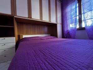 2 chambres, fer et planche à repasser, accès à Internet