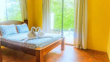 2 habitaciones, cuna de viaje, wifi gratis y ropa de cama