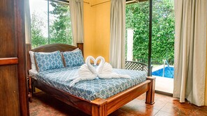 2 bedrooms, travel cot, free WiFi, bed sheets - Newly remodeled two-bedroom, both suites with private attached bathrooms, private pool (San Buenas)