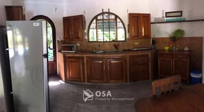 Refrigerador, microondas, parrilla de estufa y cafetera y tetera