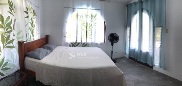 2 habitaciones, tabla de planchar con plancha y cuna de viaje