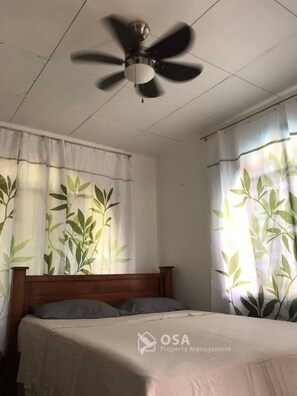2 habitaciones, tabla de planchar con plancha y cuna de viaje