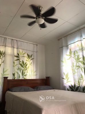 2 habitaciones, tabla de planchar con plancha y cuna de viaje