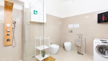 Dusche, Haartrockner, Bidet, Handtücher