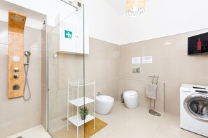 Shower, hair dryer, bidet, towels - The wine cave _Stylish 110sqm Flat, Strong WiFi, AC, Milan Central Station (Milano)