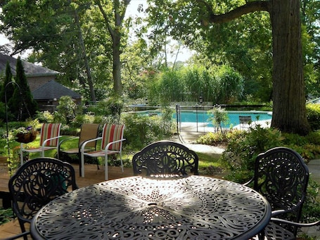 Outdoor dining. Rollingside Guest Suite