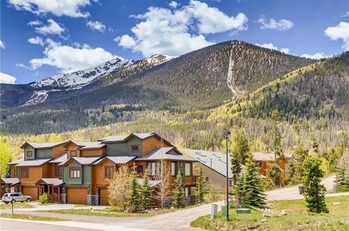 The Sarenne: quiet townhome in Bills Ranch