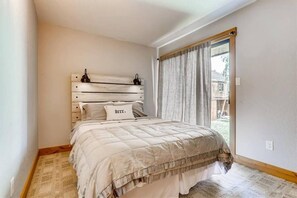 2 bedrooms, desk, free WiFi, bed sheets
