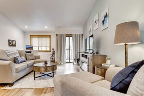 Smart-TV, Kamin, Arbeitsbereiche, Drucker