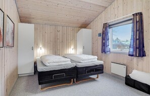 4 bedrooms, travel crib, WiFi