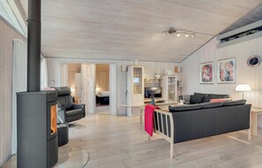 TV, fireplace, stereo