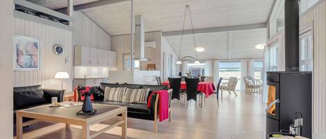 Tv, eldstad och en stereo