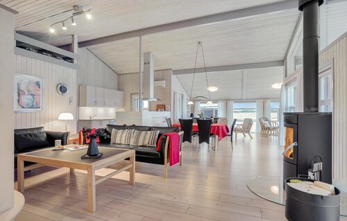 4 bedroom nice home in Hadsund