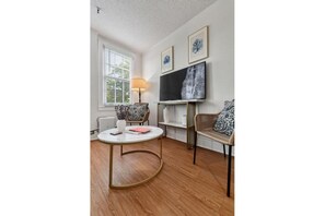 Cozy sitting area with TV - Condo/Pool/StepsToBeachDine/Island 1br (Palm Beach)