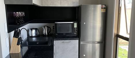 Kühlschrank, Mikrowelle, Wasserkocher, Toaster