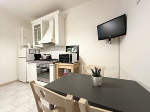 Kühlschrank, Ofen, Herdplatte, Wasserkocher mit Kaffee-/Teezubehör