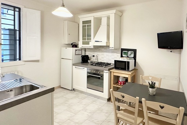 Kühlschrank, Ofen, Herdplatte, Wasserkocher mit Kaffee-/Teezubehör