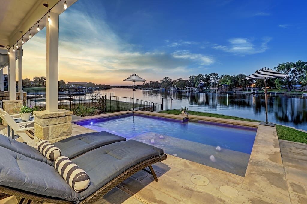 Utendørsbasseng og et oppvarmet basseng