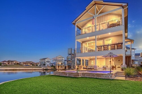 Private Pool, Elevator, Kayaks, Pickleball, Golf, Fishing, Boat Rental, Sunsets!