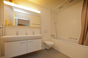 Duschwanne, Haartrockner, Handtücher