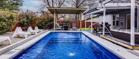 Piscina all'aperto, una piscina riscaldata