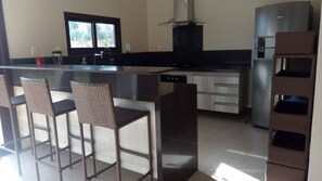 Geladeira, fogão, cooktop, cafeteira/chaleira