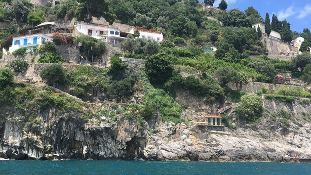 A coastal village with buildings on a hillside overlooking the sea. - Little Ludovica - Panoramic terrace by the sea (Ravello)