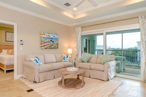 Smart TV, video games, books, offices - Paradise Found ~ Waterfront Pool Home, 50' Dock, Kayaks & Bikes (Marathon)