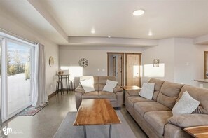 TV - Upper Mesa Villa #10, Glacier Suites - Upper Mesa Villa #5 (Matanuska-Susitna)