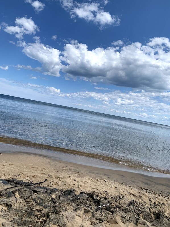 بالقرب من الشاطئ