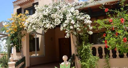 Casa Paco con Aire Acondicionado, Gran Patio con Jardín, Wifi y Tv por Cable