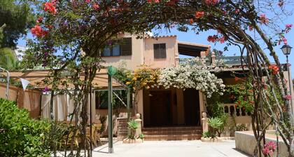 Casa Paco con Aire Acondicionado, Gran Patio con JardĂn, Wifi y Tv por Cable