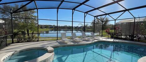 Utomhuspool och uppvärmd pool