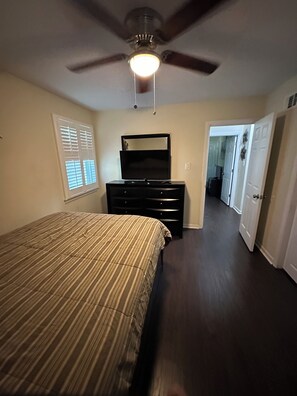 6 bedrooms, iron/ironing board, WiFi, bed sheets