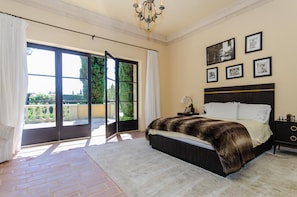 6 bedrooms, iron/ironing board, WiFi, bed sheets