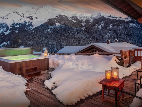 Outdoor spa tub
