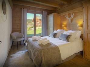 4 bedrooms, iron/ironing board, WiFi, bed sheets - Chalet Alpachic - cosy home for 8 with open fire & hot tub - OVO Network (La Clusaz)