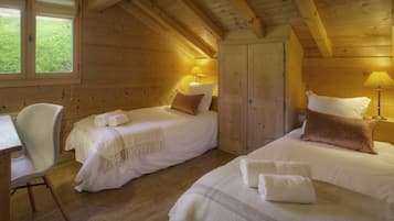 4 bedrooms, iron/ironing board, WiFi, bed sheets