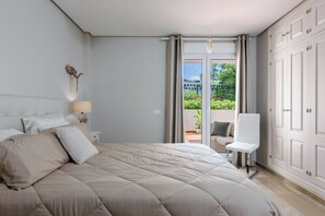 Una camera da letto con un letto grande, una sedia e vista sull'esterno.