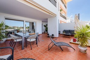 Outdoor dining - Torrequebrada Golf Resort | Luxury Apartment with Terrace, Pool & Private Parking (Benalmádena)