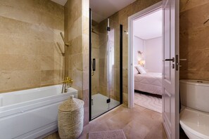 Shower, hair dryer, towels - Torrequebrada Golf Resort | Luxury Apartment with Terrace, Pool & Private Parking (Benalmádena)